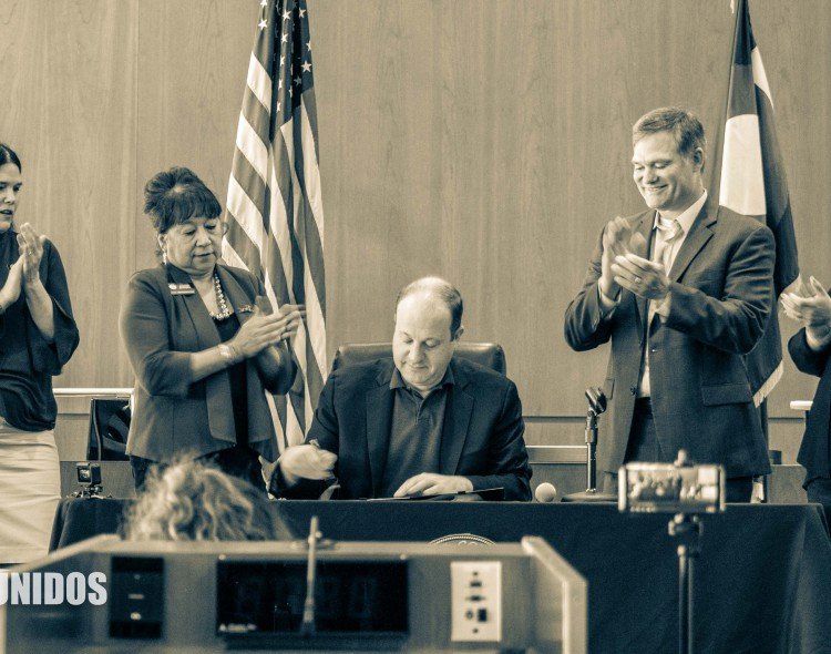 [:en]Gobernador de Colorado firma leyes que protegen a los inmigrantes[:]